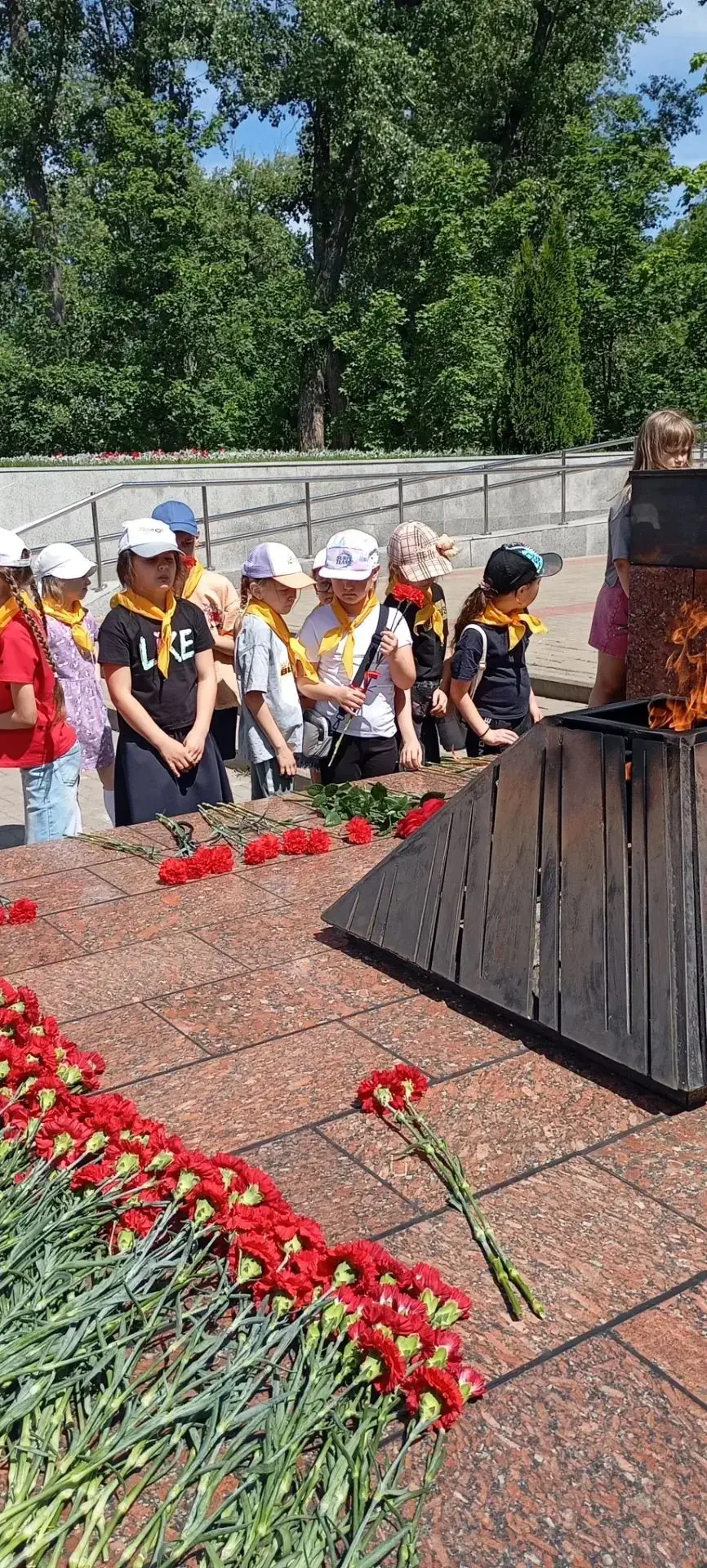 22.06
«День памяти и скорби»
Возложение цветов на Братскую могилу N 6 у музея - Диорамы.