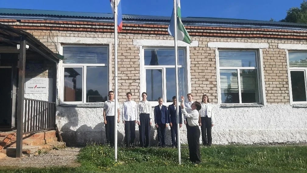 В школе прошла традиционная торжественная линейка. Звучали гимны Российской Федерации и...