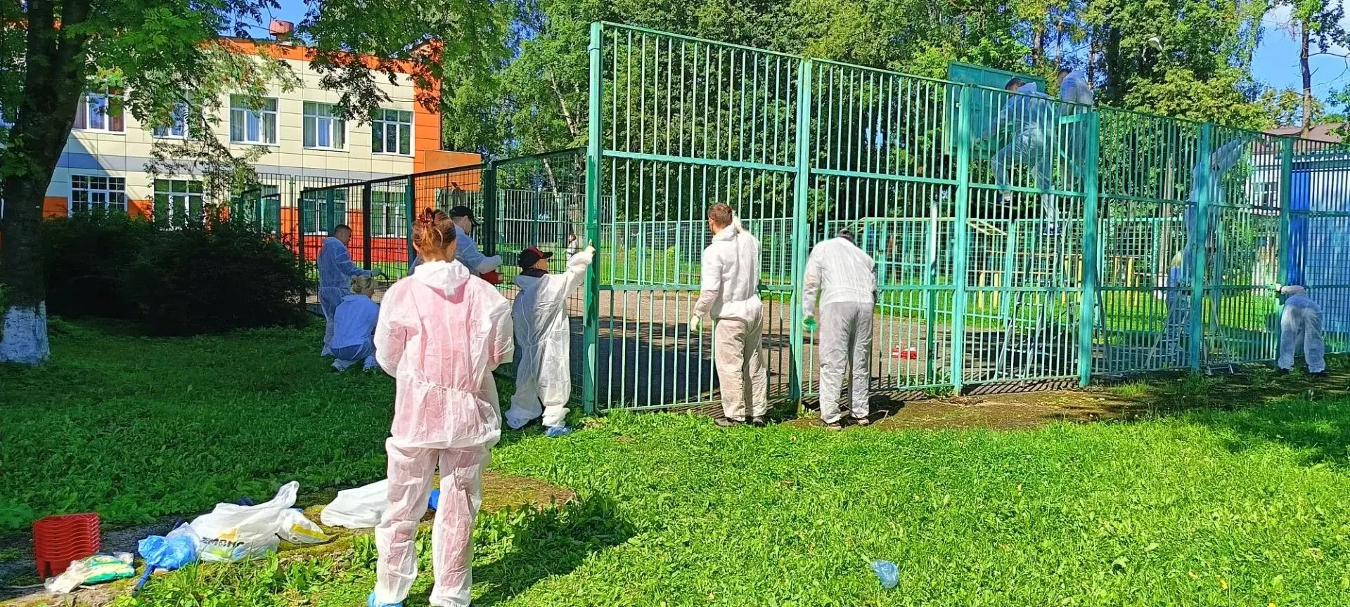 Летом на нашей спортивной площадке кипит работа👷
К нам приехали волонтёры из объединения «Каскад», 
