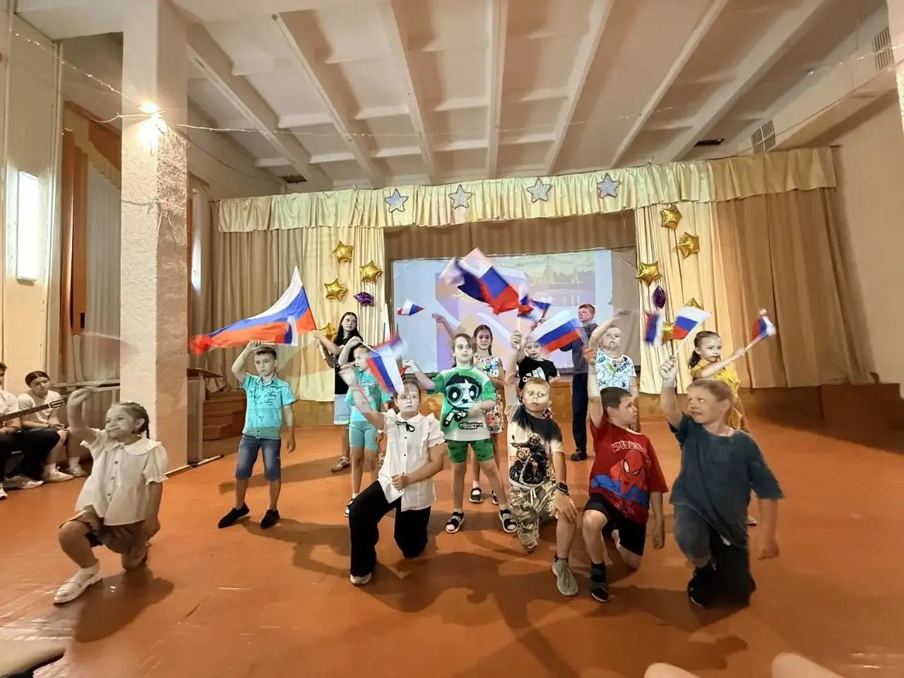🇷🇺 С Днём России! 🇷🇺
Сегодня в нашем школьном лагере состоялся большой праздничный концерт, посв