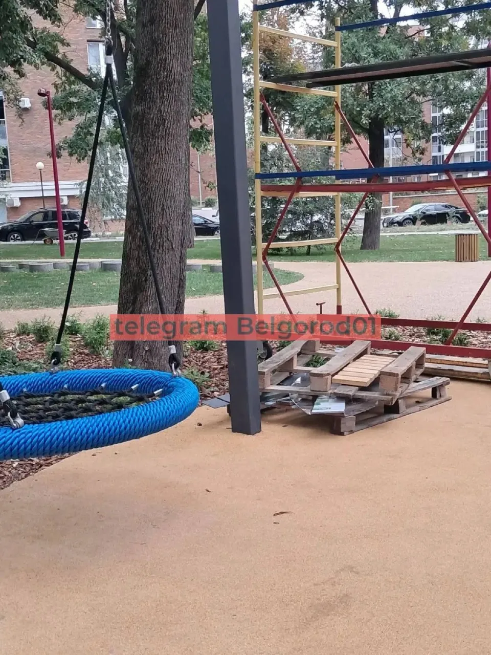 На оставленные поддоны и строительные леса на новой площадке в парке Ленина обратила вн...