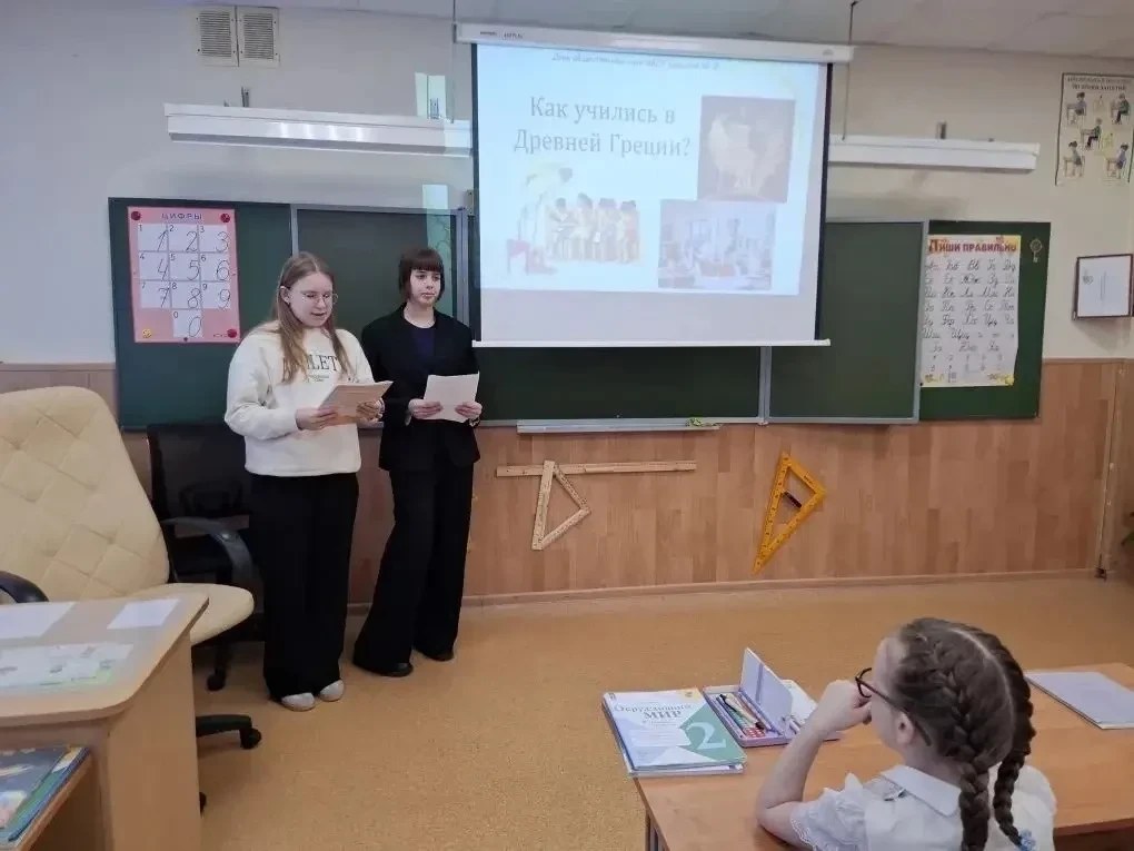 📚🎓 Шестиклассники погрузили второклассников в мир древнегреческих школ!  В рамках Дня общественных н