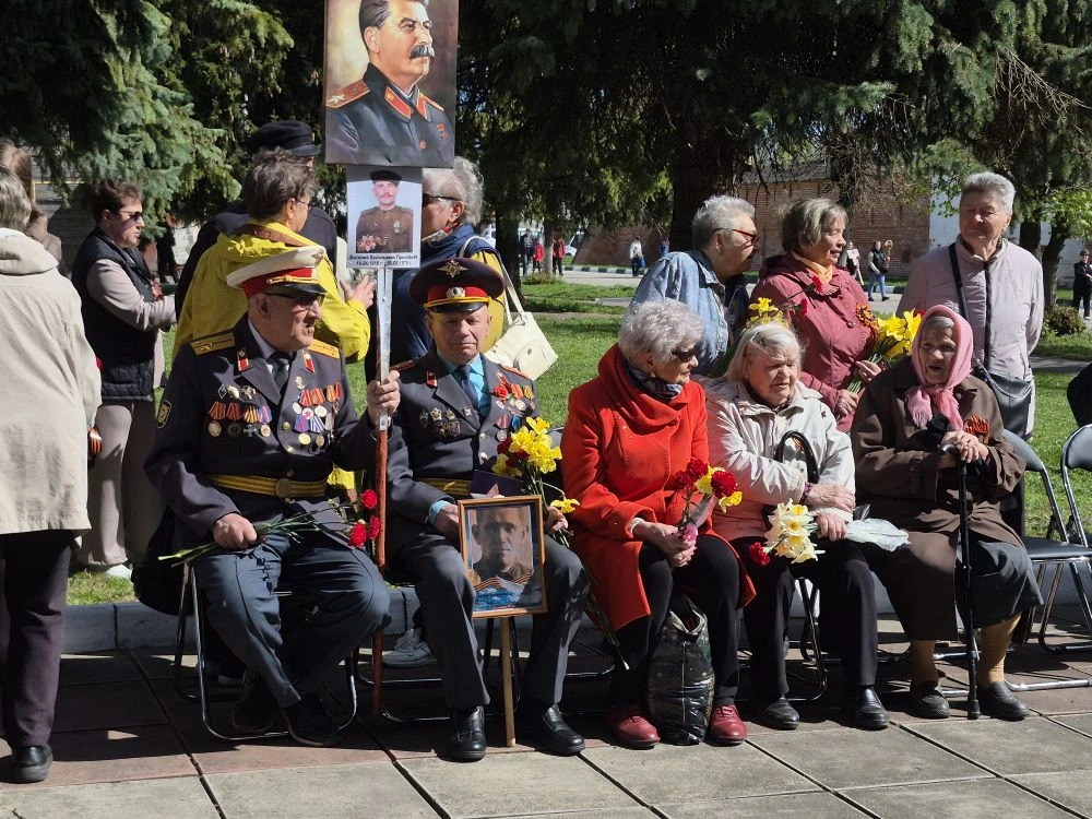 🎗 Торжественный митинг. Вместе помним подвиг героев!  Вечная слава победителям!  Фото ➡️ https://vk.