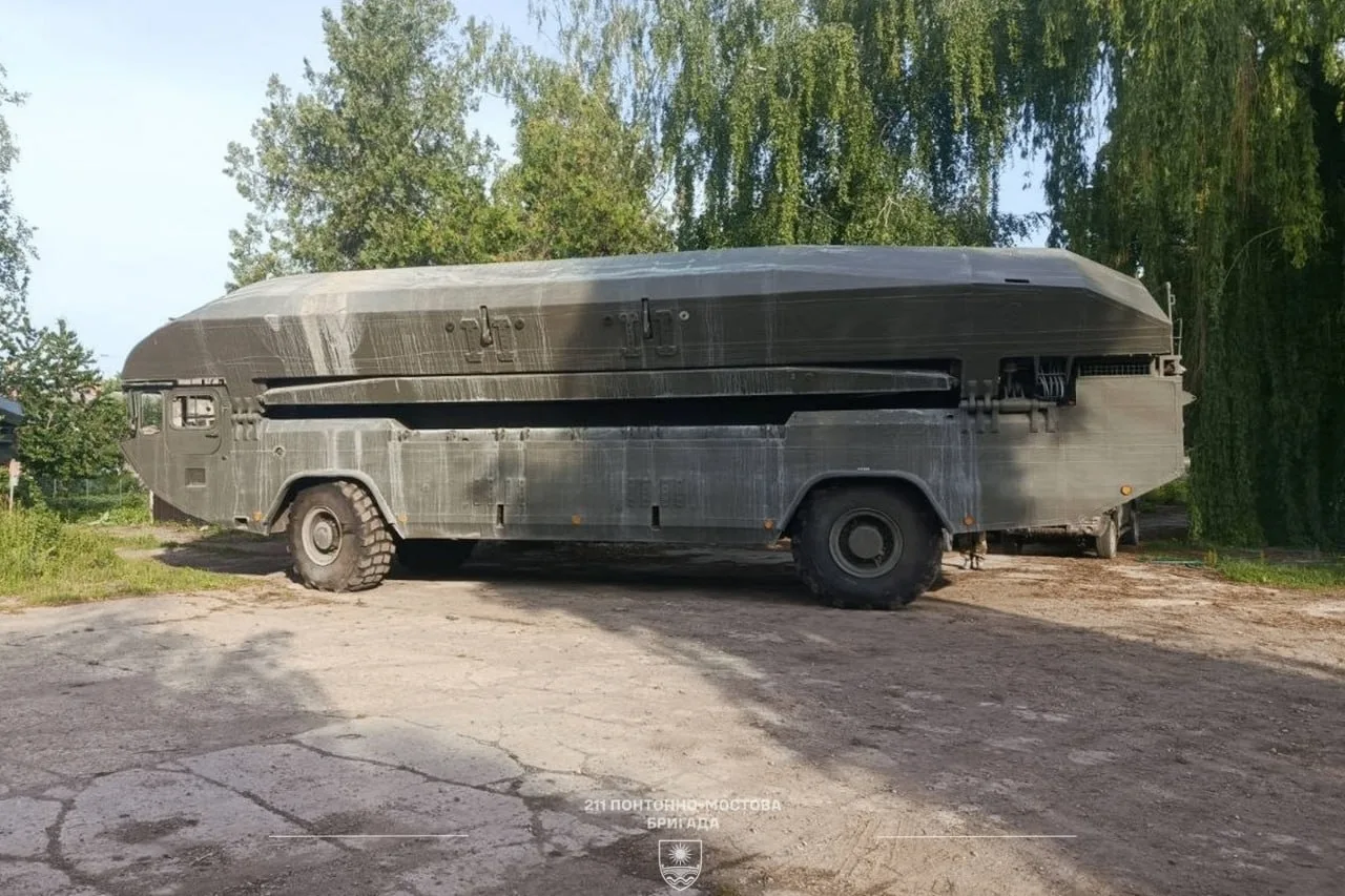 Боевая машина-амфибия (паромно-мостовая машина) немецкого производства M3 Amphibious Rig на вооружен