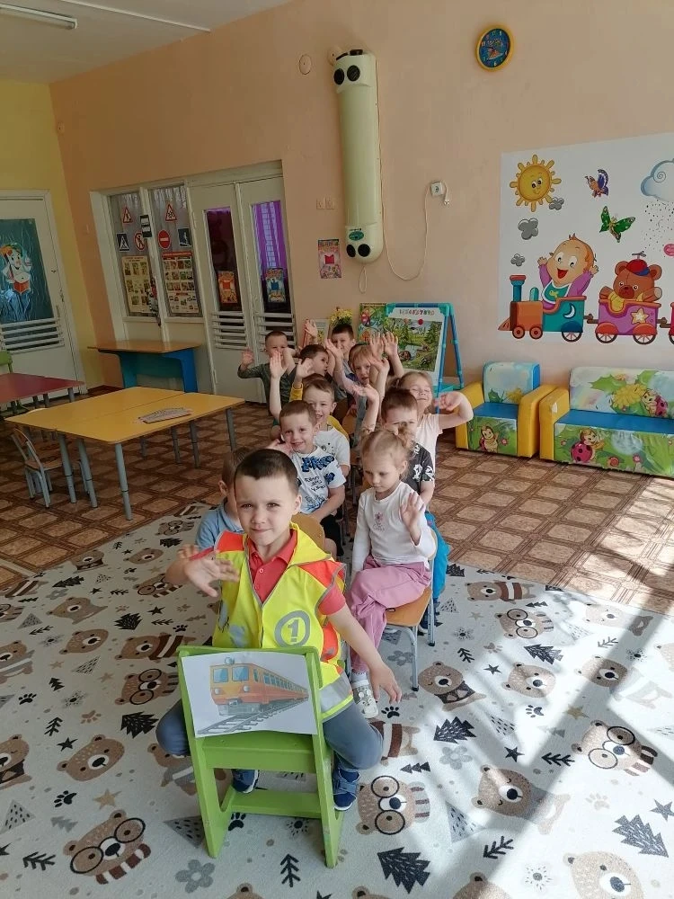 Дети, каждый должен помнить:
На перроне – не играть!
Ведь в движении вагоны
Могут вас травмировать!
