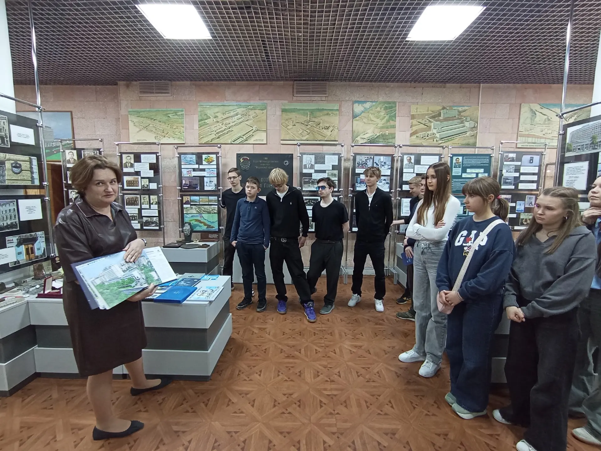 🔬 Ученики 10 «Б» класса посетили институт «Гипроникель» в рамках профориентации!  📚 Ребята узнали о 