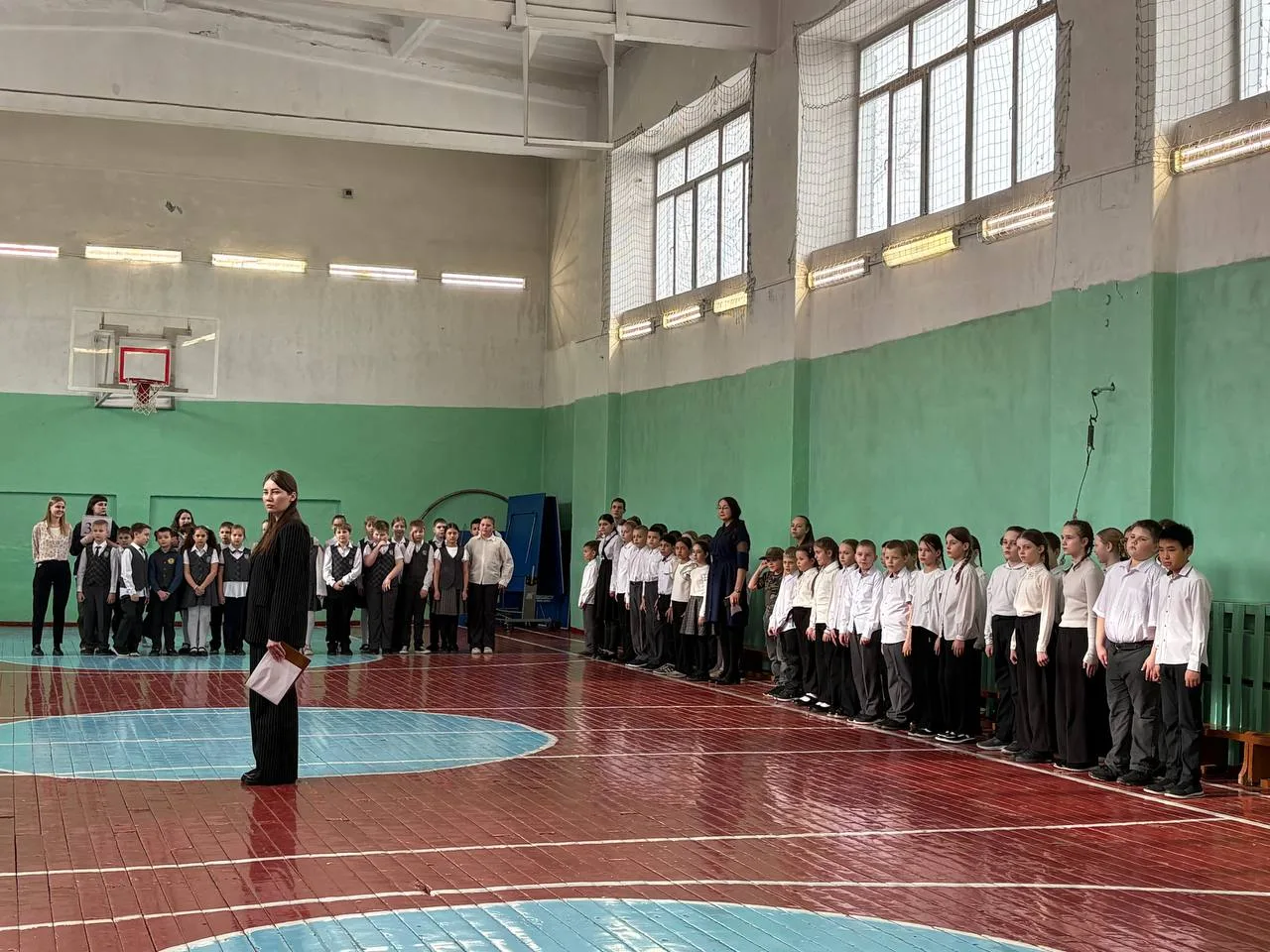 В нашей школе на протяжении всей недели проходят смотры песни и строя, и сегодня в среду мы стали св
