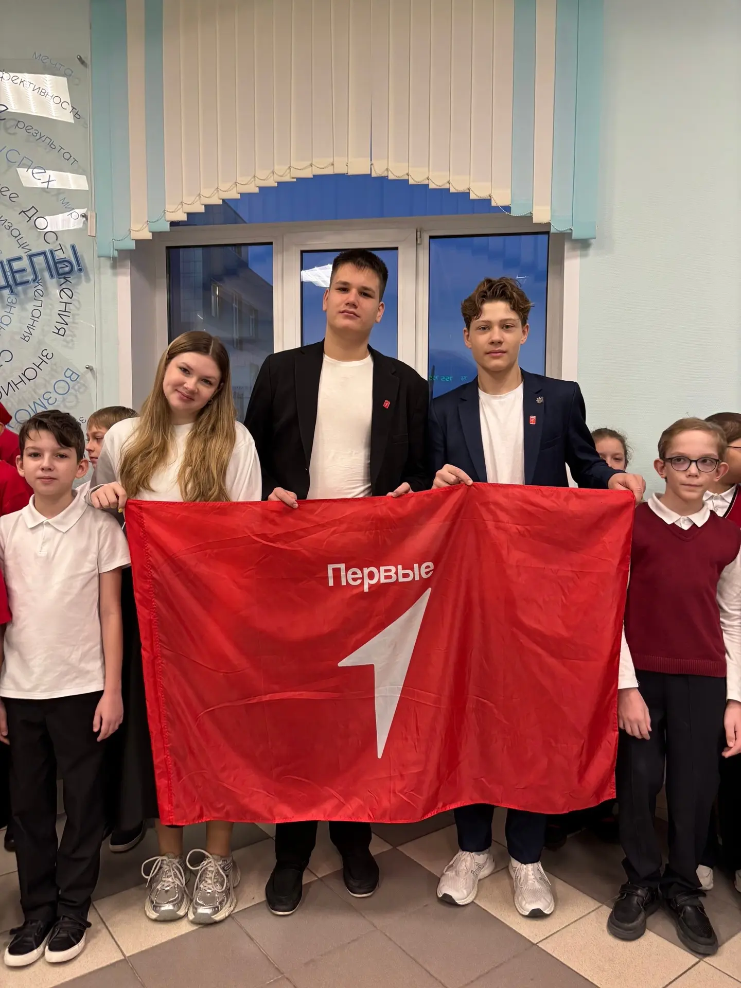 🎉 Почетное право поднять флаг Российской Федерации предоставляется: 🇷🇺  ✅ Ученице 1Г класса Коровайч