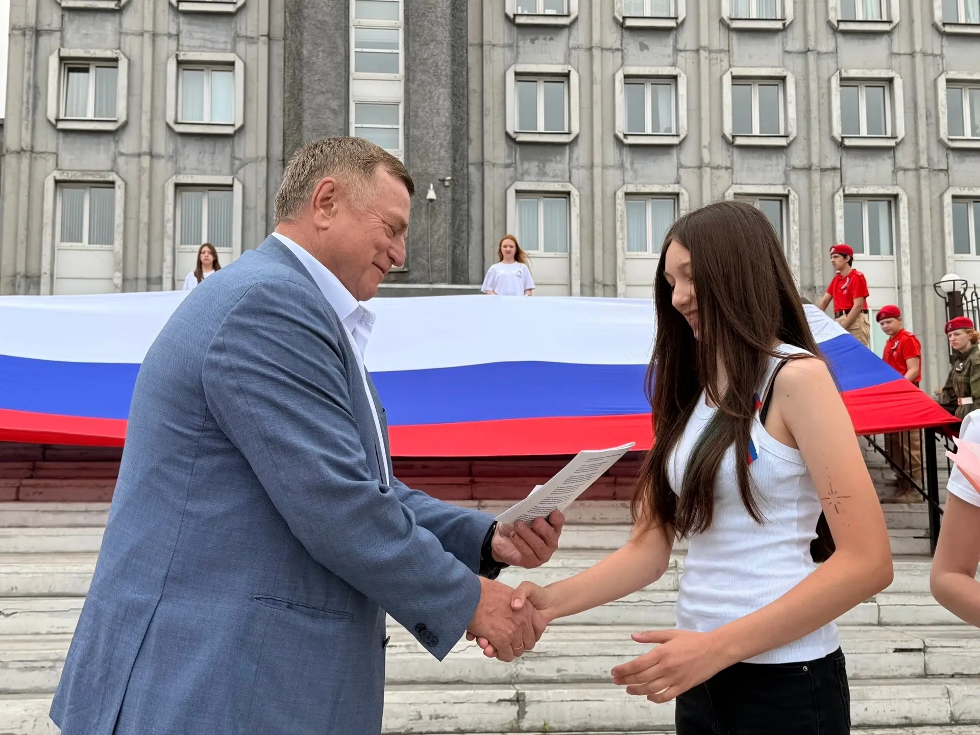 🇷🇺 Главный документ в главный праздник!

12 июня на площади 300-летия Ачинска прошла церемония вру