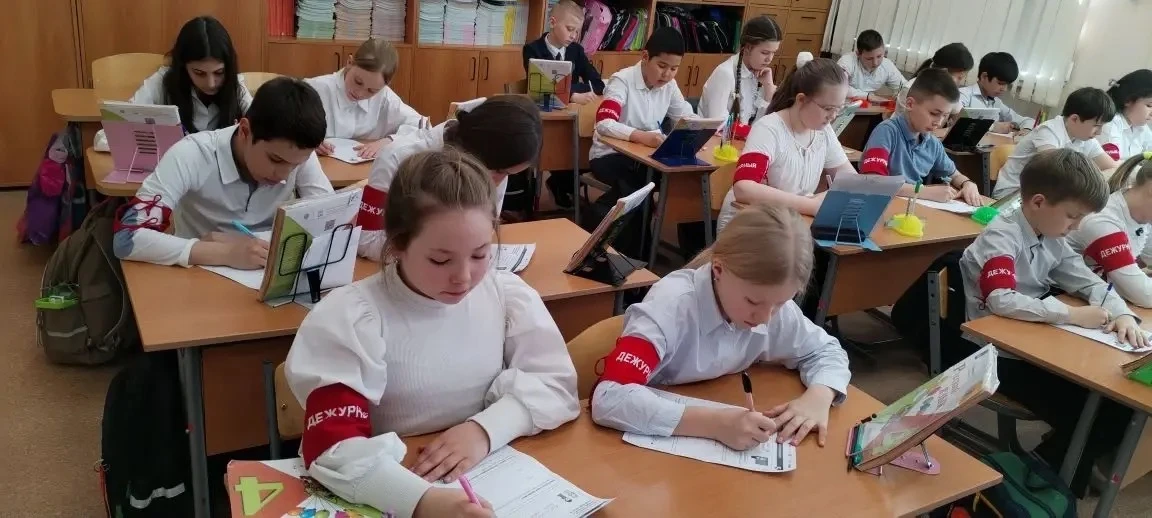 🇷🇺Утро понедельника 30 марта 2026 года в школе традиционно началось с торжественной линейки, церемон