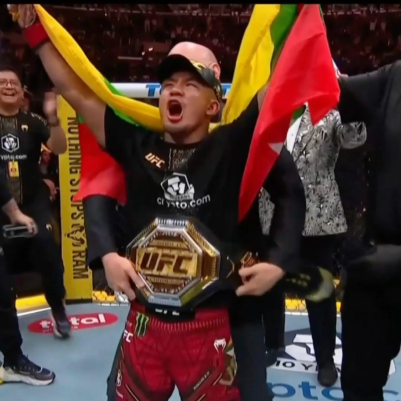 Джошуа Ван победил Алешандре Пантожу и защитил титул чемпиона UFC (промоушен смешанных ...