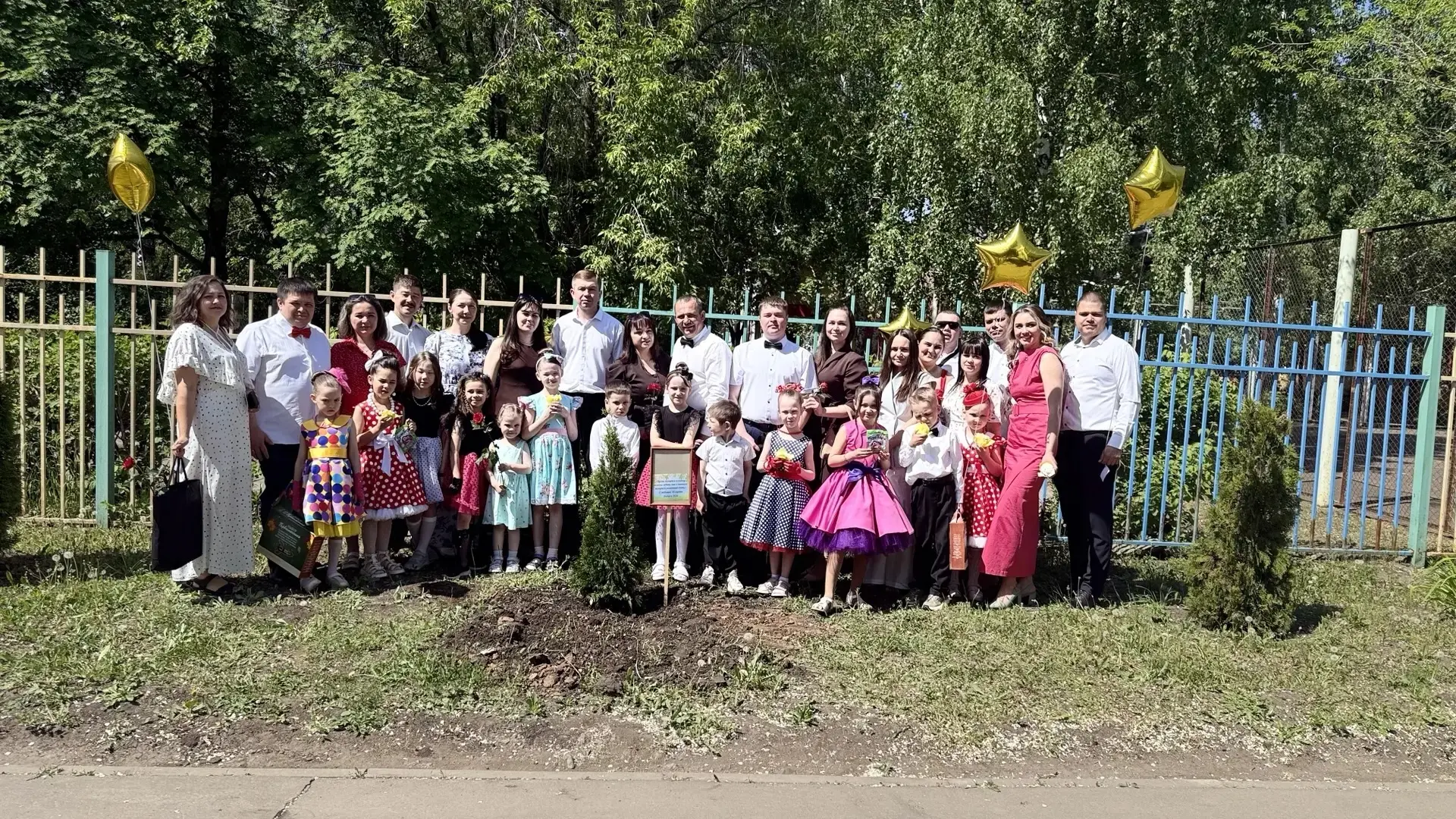 🌲 Сегодня наши выпускники и их родители посадили туи на аллее детского сада. Благодари...
