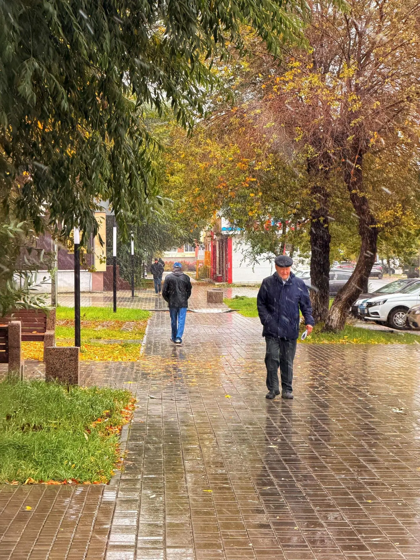🏙 «Когда город становится акварелью: осенние улицы Южноуральска глазами Виктора Крайнова»