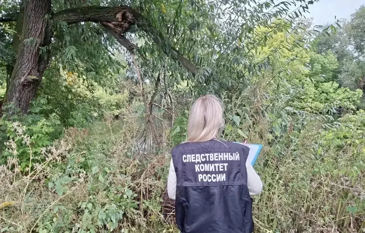 В черте Калининска в акватории реки Баланда обнаружили тело 30-летней женщины
