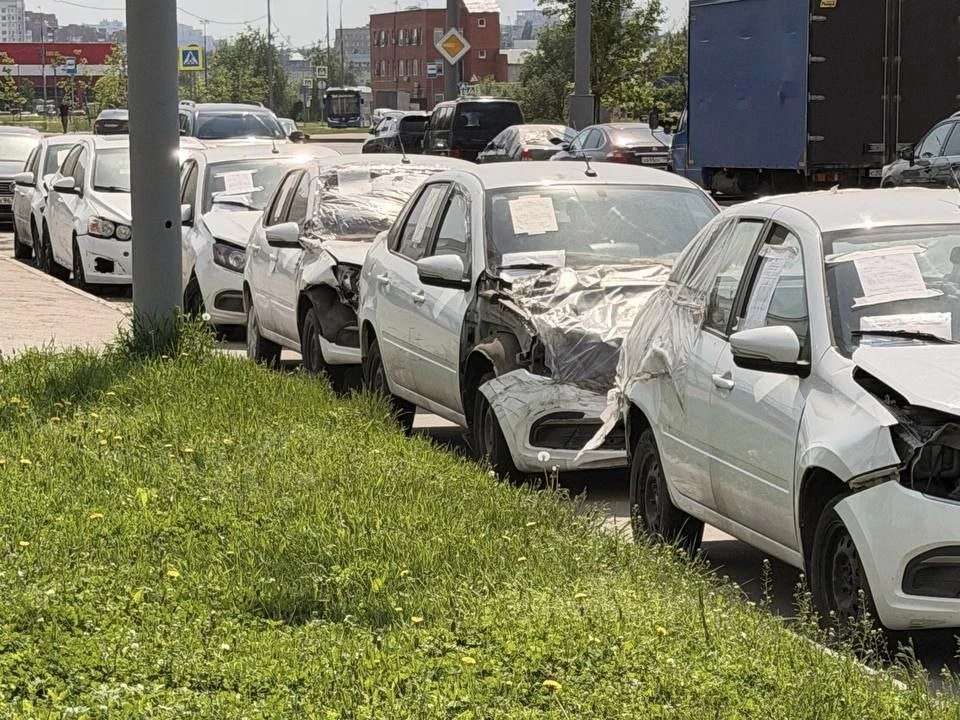 🚘В 8 микрорайоне от улицы Генерал Белобородова до улицы Зенитчиков весь Волоцкой переулок завален би