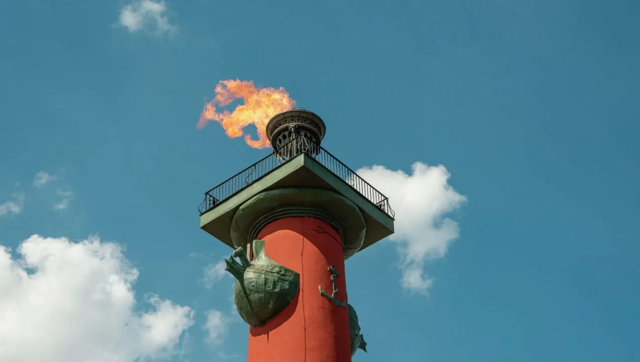 🔥 Сегодня с 21:00 до 23:30 в честь Дня России зажгут факелы на ростральных колоннах

Питер главное.