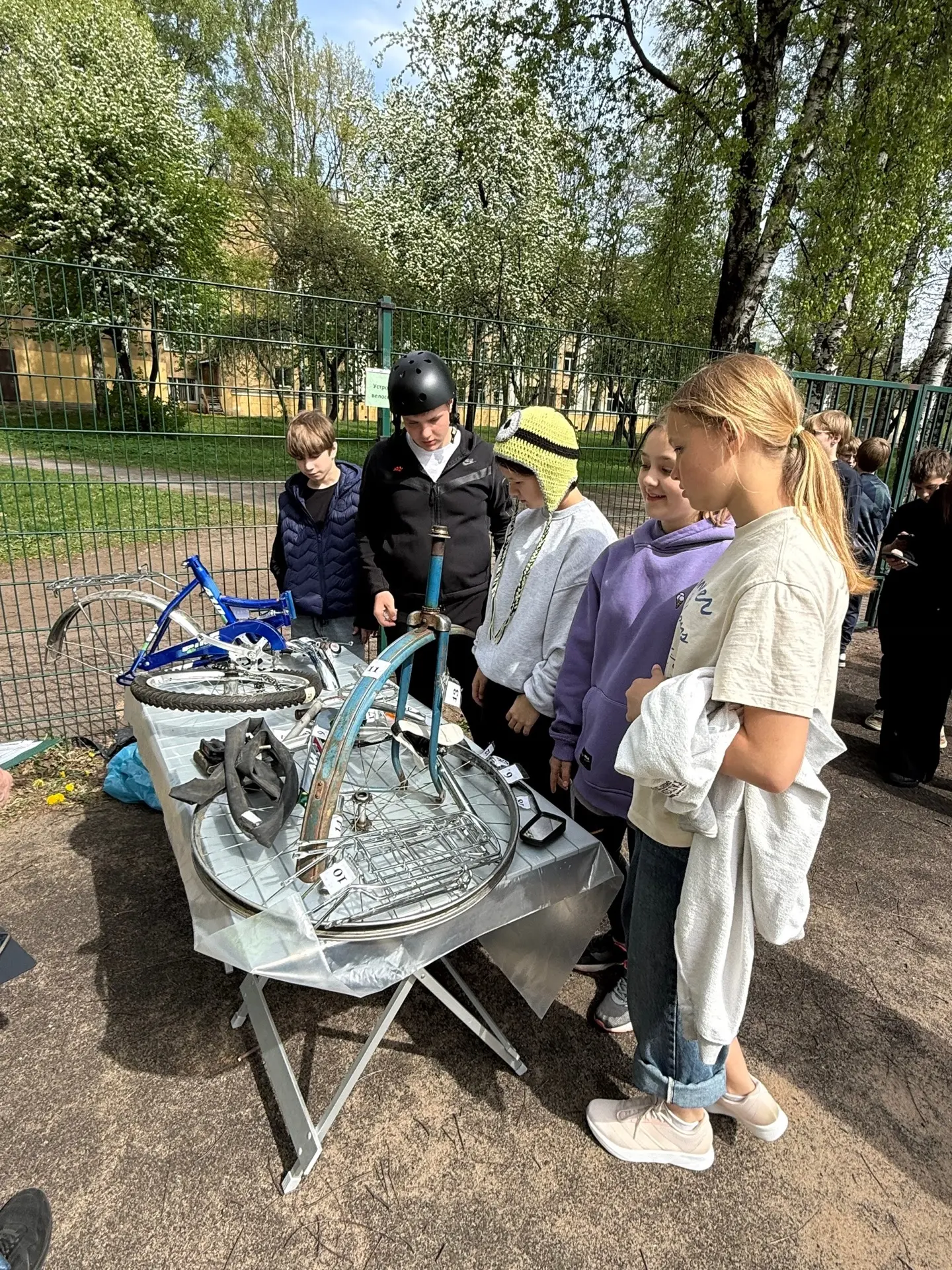 СОРЕВНОВАНИЯ «ЮНЫЙ ВЕЛОСИПЕДИСТ» 🚴   12 апреля ученики 7 «Г» класса приняли участие в районных сорев