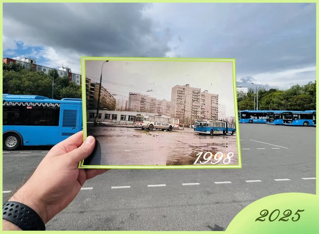 На снимке 1998 года запечатлён синий троллейбус-гармошка, который тогда ходил по маршру...