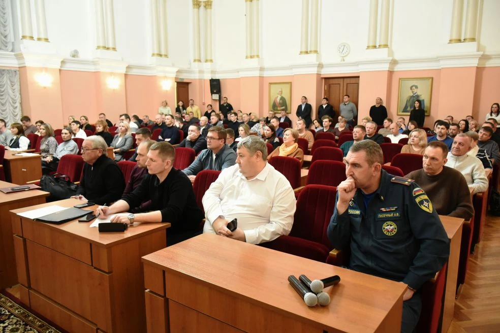 Продолжаем работу по уборке снега  Снегопад начался сегодня рано утром и продолжится ближайшие три д