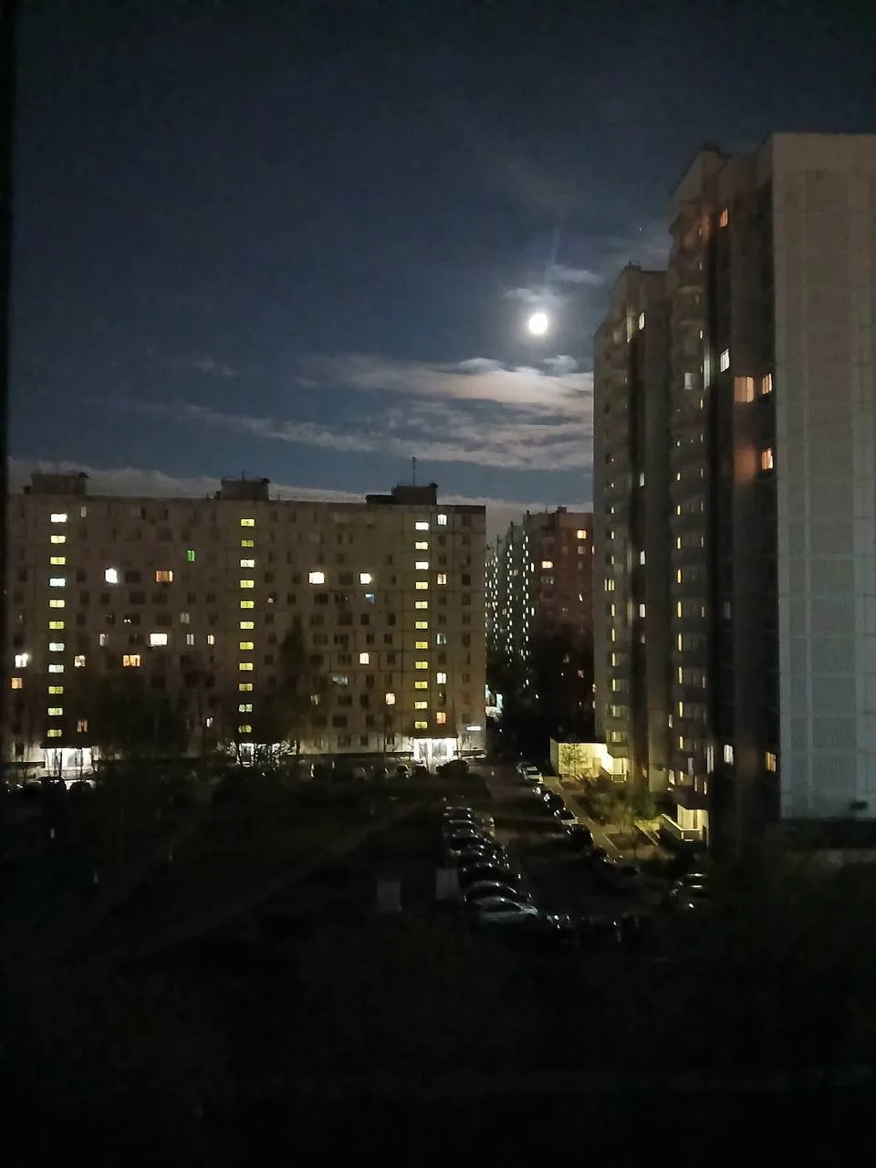Луна-фонарь освещает родной район 🌖