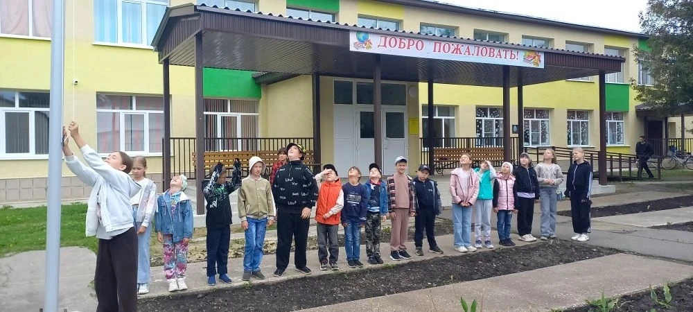 1-й день летнего оздоровительного лагеря "Пчелка" начался с линейки, поднятия ФЛАГА и и...