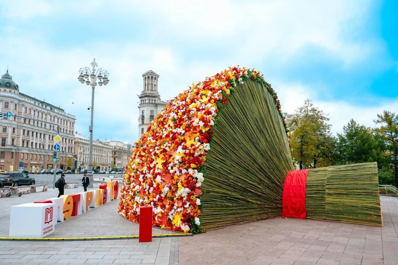 🌺 Самый большой букет в честь праздника учителя получили от города — огромная охапка ц...