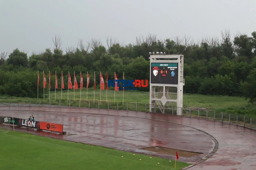 «Носта» и «Динамо» играли под проливным дождём 
https://ntsk.ru/news/63710

Несколько минут назад на