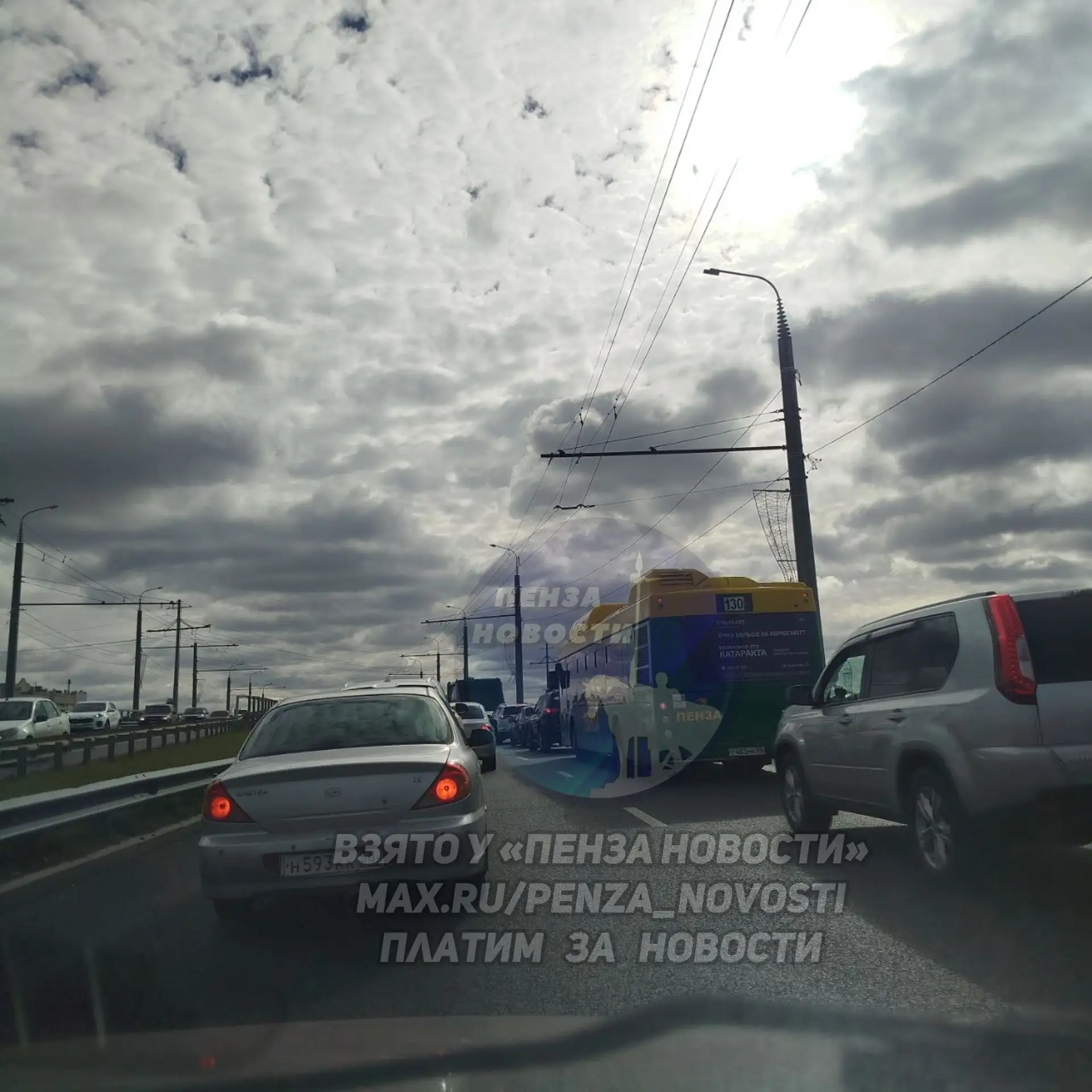 3-километровая пробка образовалась в Терновке из-за аварии у 60-й школы — стоят от «Кат...