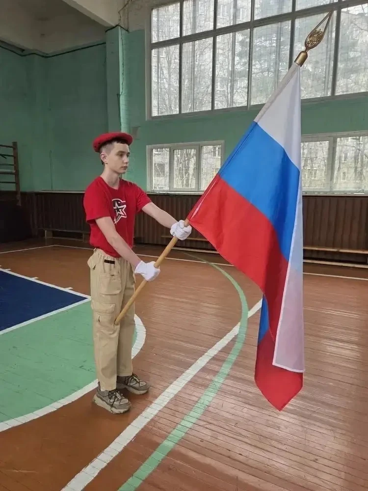 Традиционно неделя началась с поднятия флага и исполнения гимна. А на уроке разговоры о важном "День