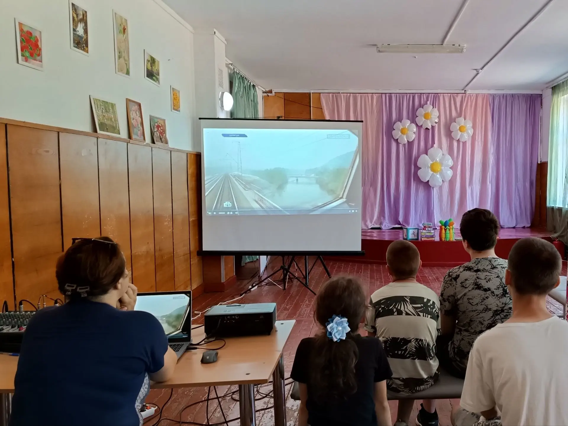 Показ видеопамяток «Железная дорога — не место для игр!» по профилактике травматизма на...