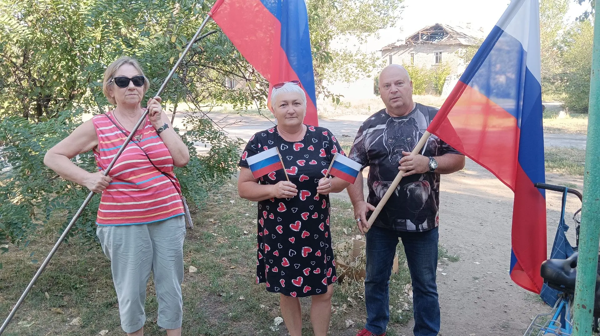🇷🇺Символ единства и гордости: в пгт. Червоногвардейское прошла акция «Родной триколор...