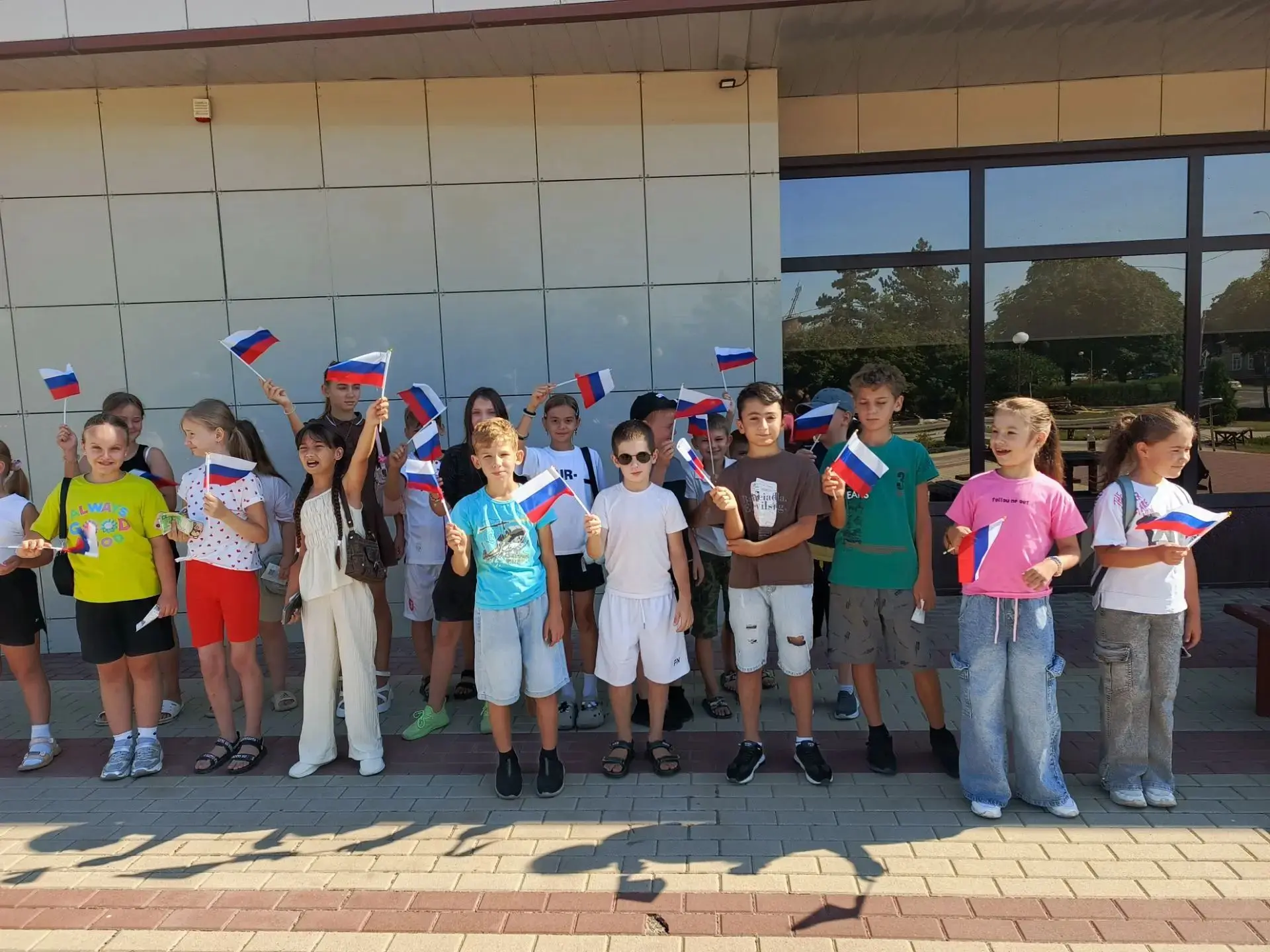 🇷🇺 В честь Дня Государственного флага Российской Федерации юные патриоты исполнили ги...