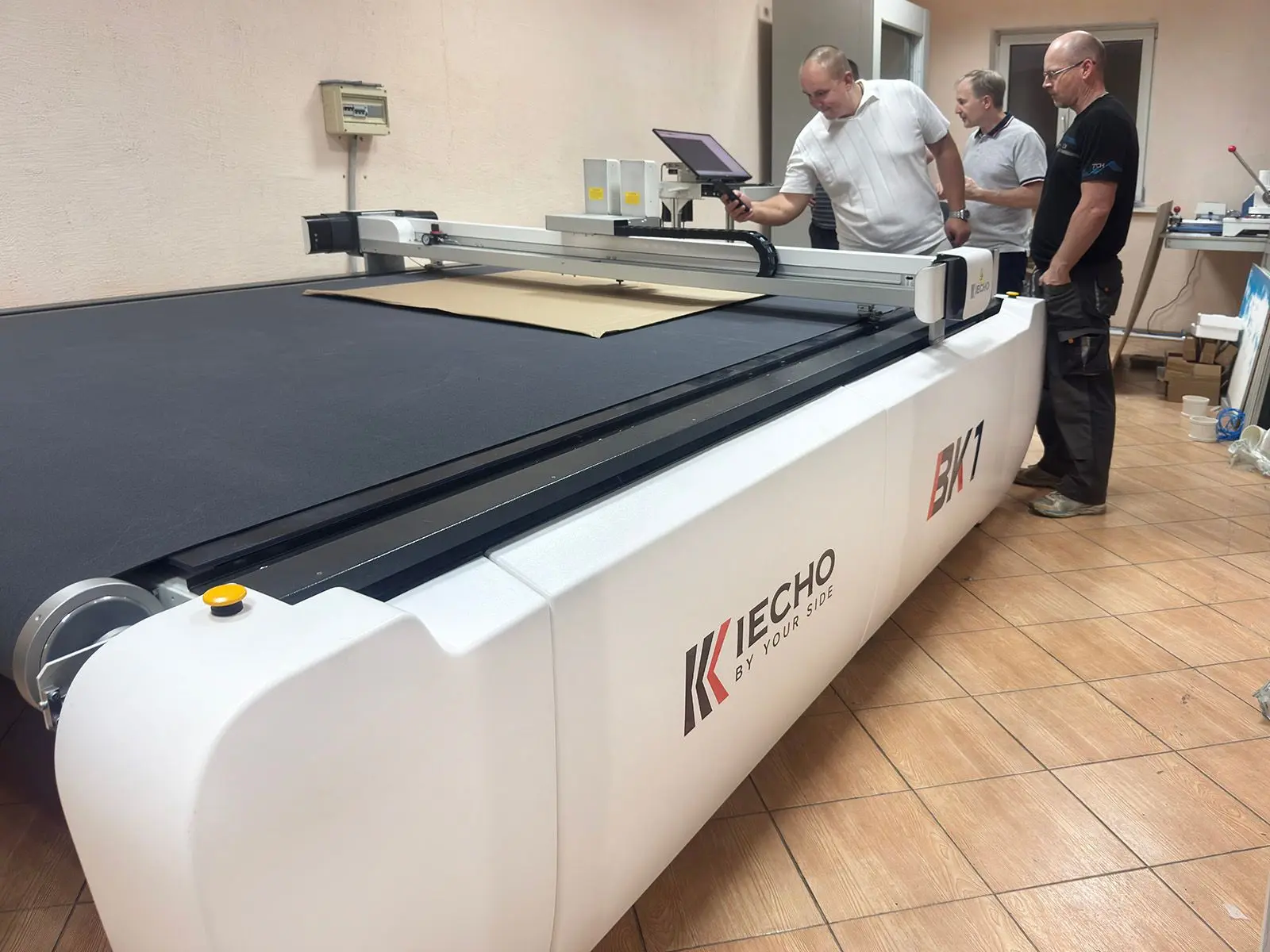 Раскройный комплекс iECHO BK1-2516 запущен в производственной компании "Гофроупаковка" ...