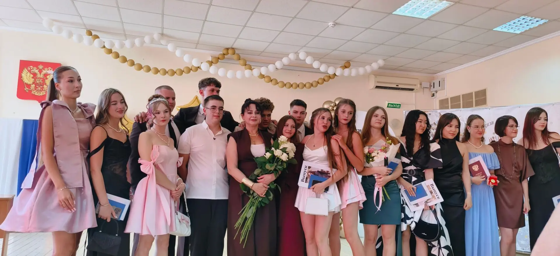 🔔🎓 Выпускной – 2026: школа позади – мир ждёт! 💫

"Здесь была моя первая любовь, здесь были мои пе