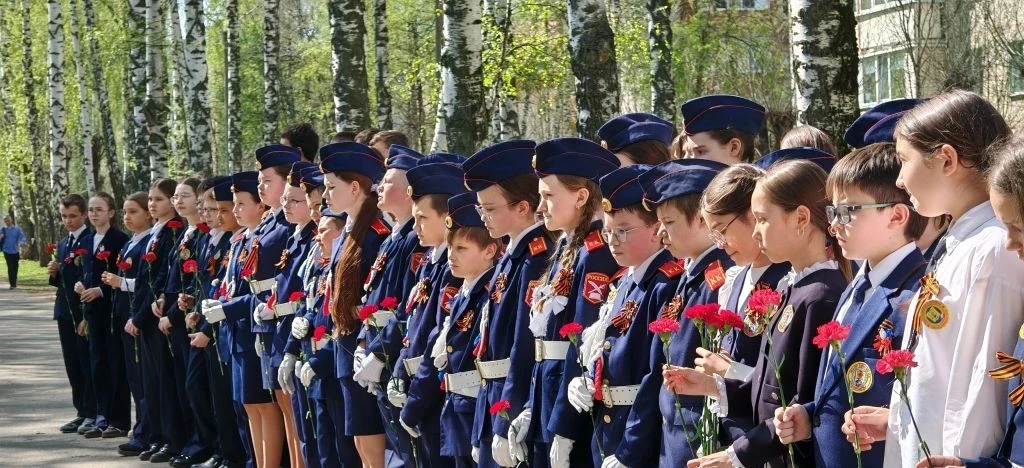 🇷🇺 В преддверии 9 Мая в нашей школе прошло торжественное возложение цветов к стеле «Боевой путь 324-