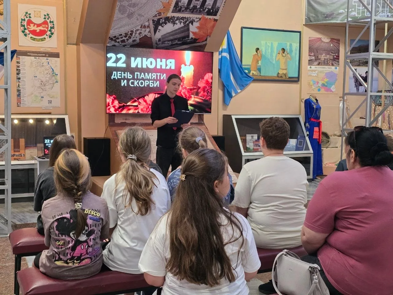В Свердловском краеведческом музее прошёл кинолекторий, посвящённый Дню памяти и скорби 🕯 
 
🕰 22 