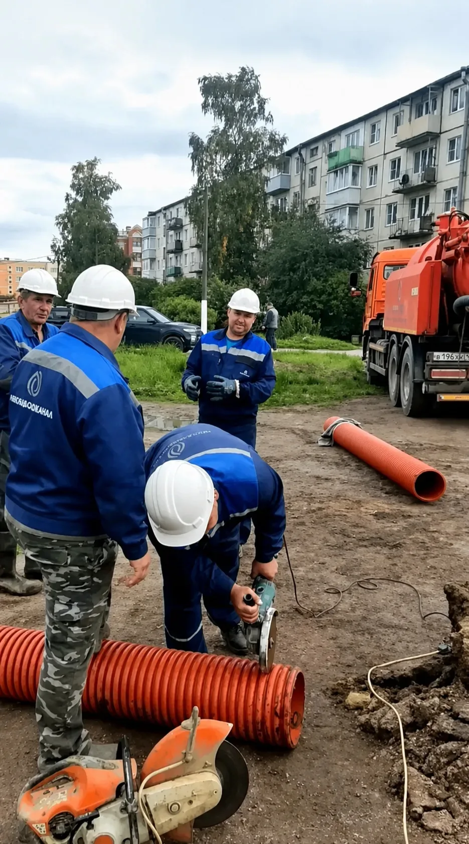 Леноблводоканал готовит к зиме объекты в Ломоносовском районе. Специалисты промыли боле...
