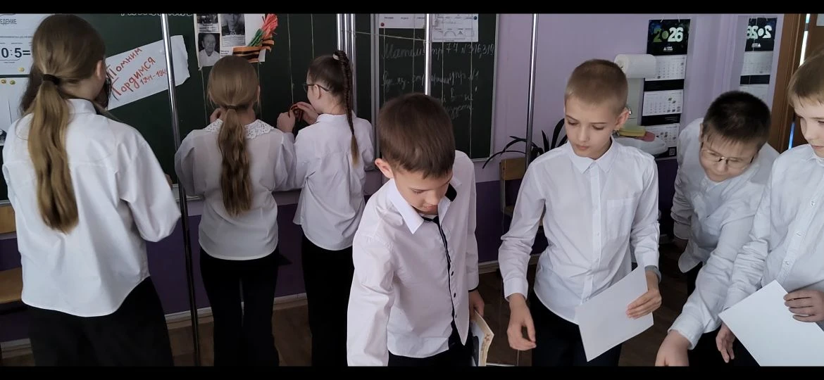 Лица Победы в сердцах «Орлят» 🕯️ Патриотическое воспитание начинается с памяти о своих корнях. В хол