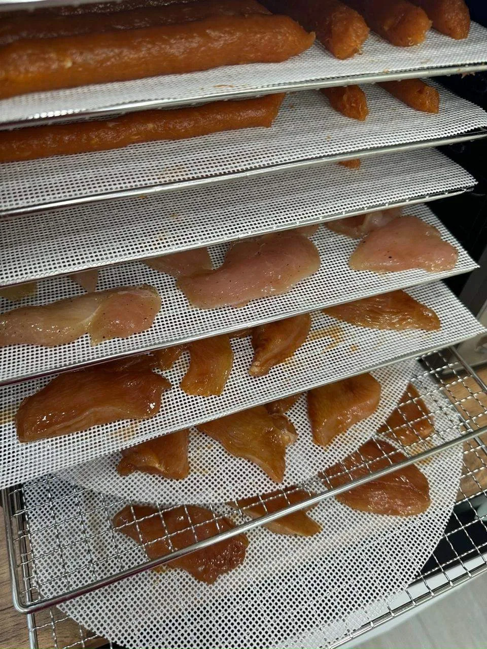 Продолжу про комплектующие дегидратора 👇  🍊 Для сушки фрипсов и зелени нам нужны сетки (жесткие или 