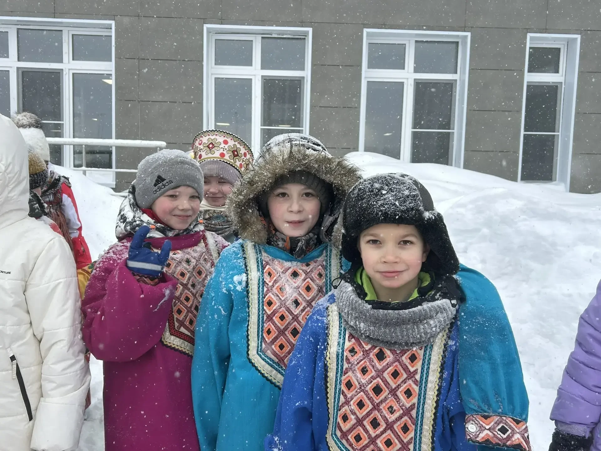 ❄Спорит, силой меряясь, Зимушка с Весной, Снегом заметала весь покров земной...  🥞Пятые классы приня