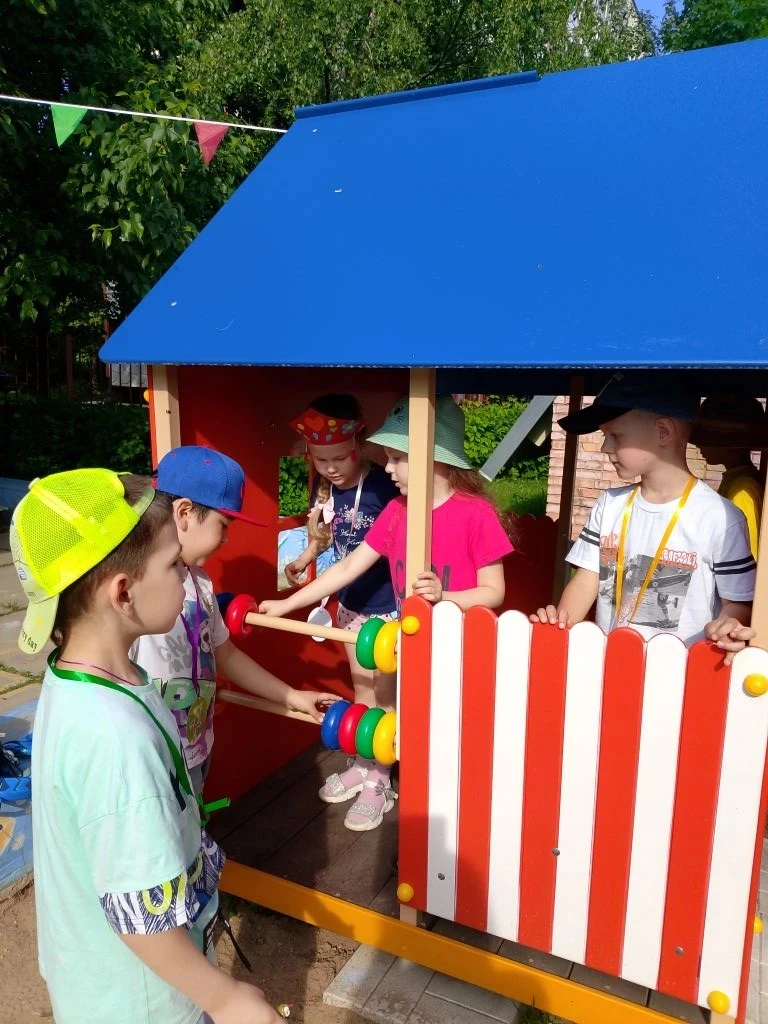 В детском саду, в группах №10 и №11, завершен этап благоустройства с установкой развива...