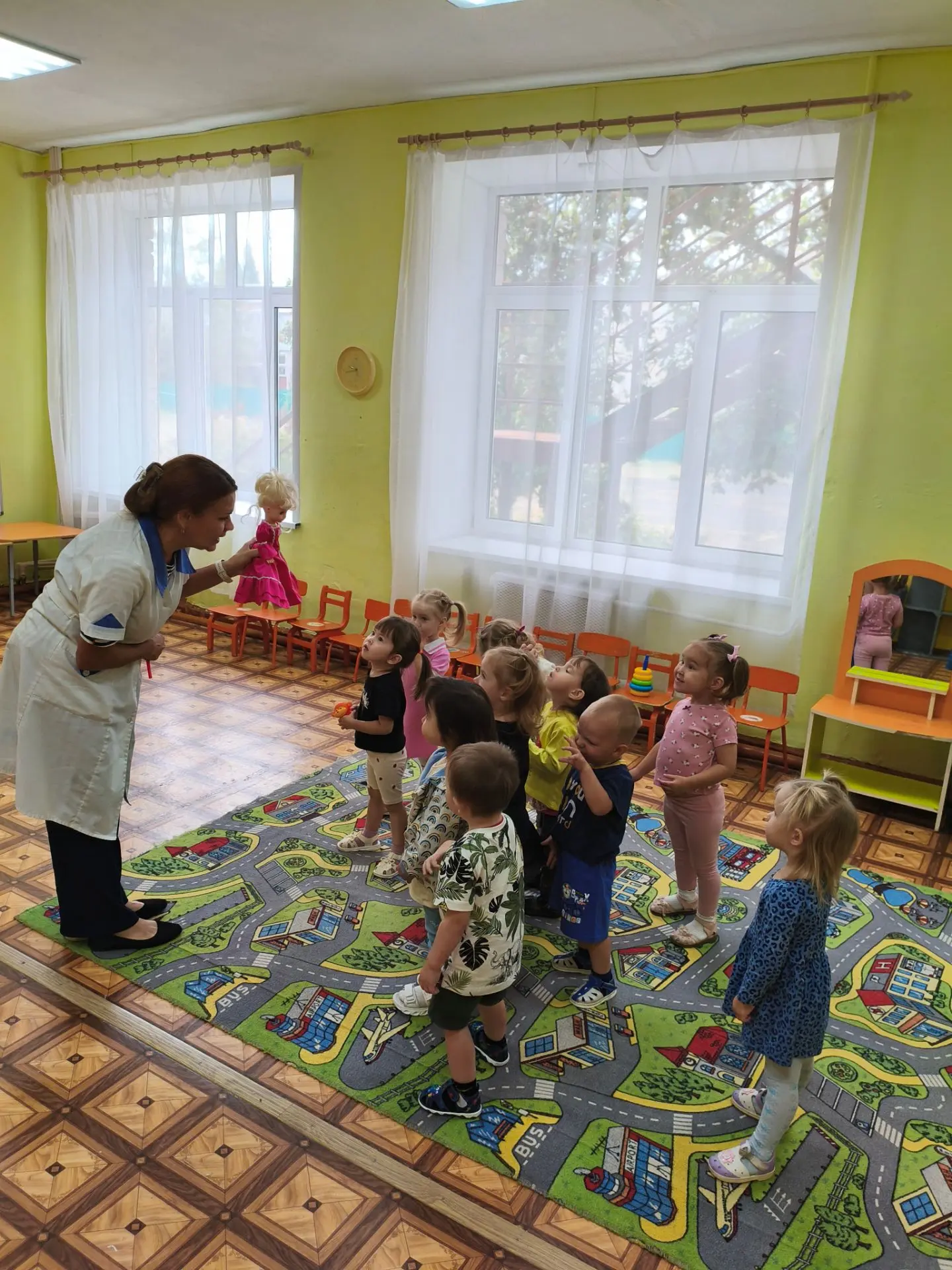 В группу пришла кукла Катя (игрушка). Катя здоровается с каждым ребенком, рассматривает...