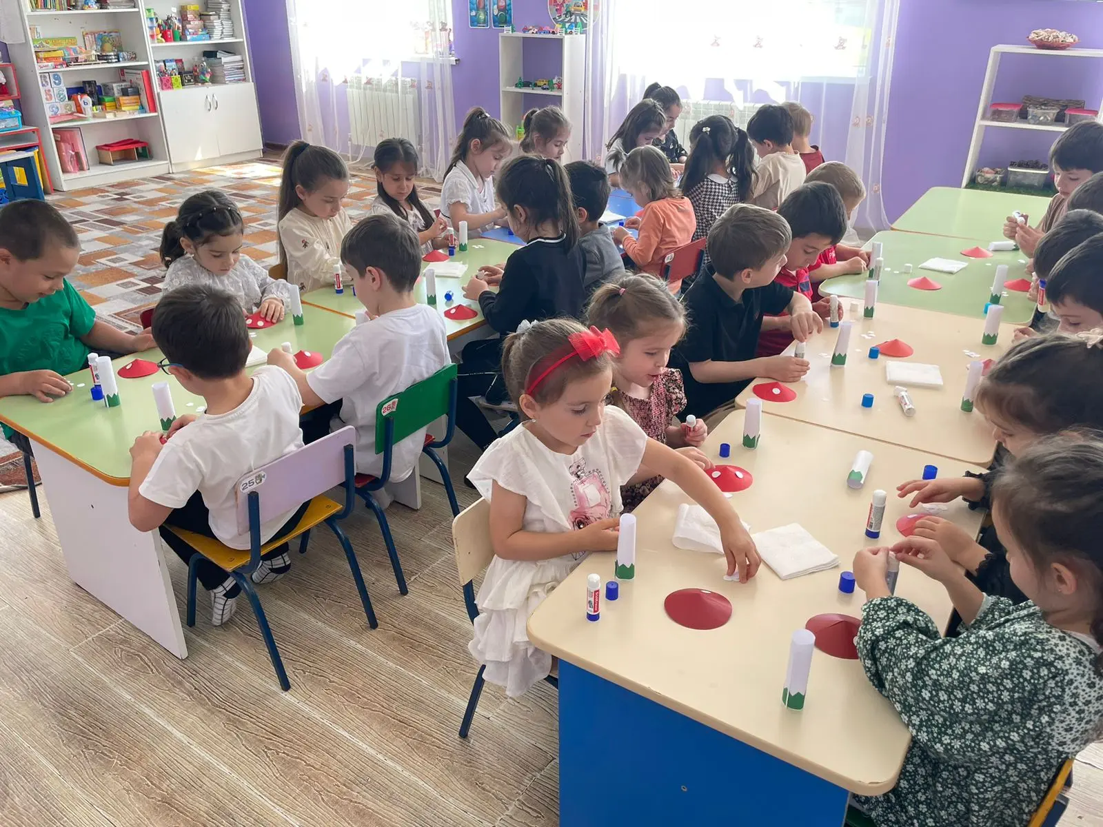 Аппликация в детском саду — это увлекательный вид продуктивной деятельности, заключающийся в вырезан