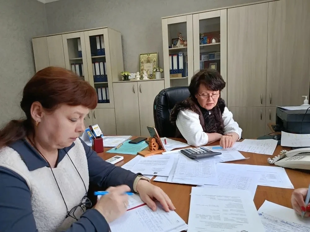 В сети мошенников и украинских неонацистов зачастую попадаются не только дети и молодеж...