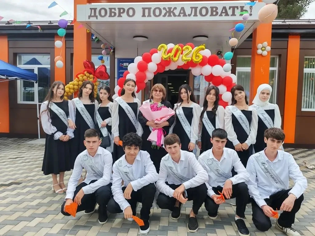В добрый путь, 9А класс! 🍂
Позади — школьные стены и знакомые коридоры, впереди — большая дорога. П
