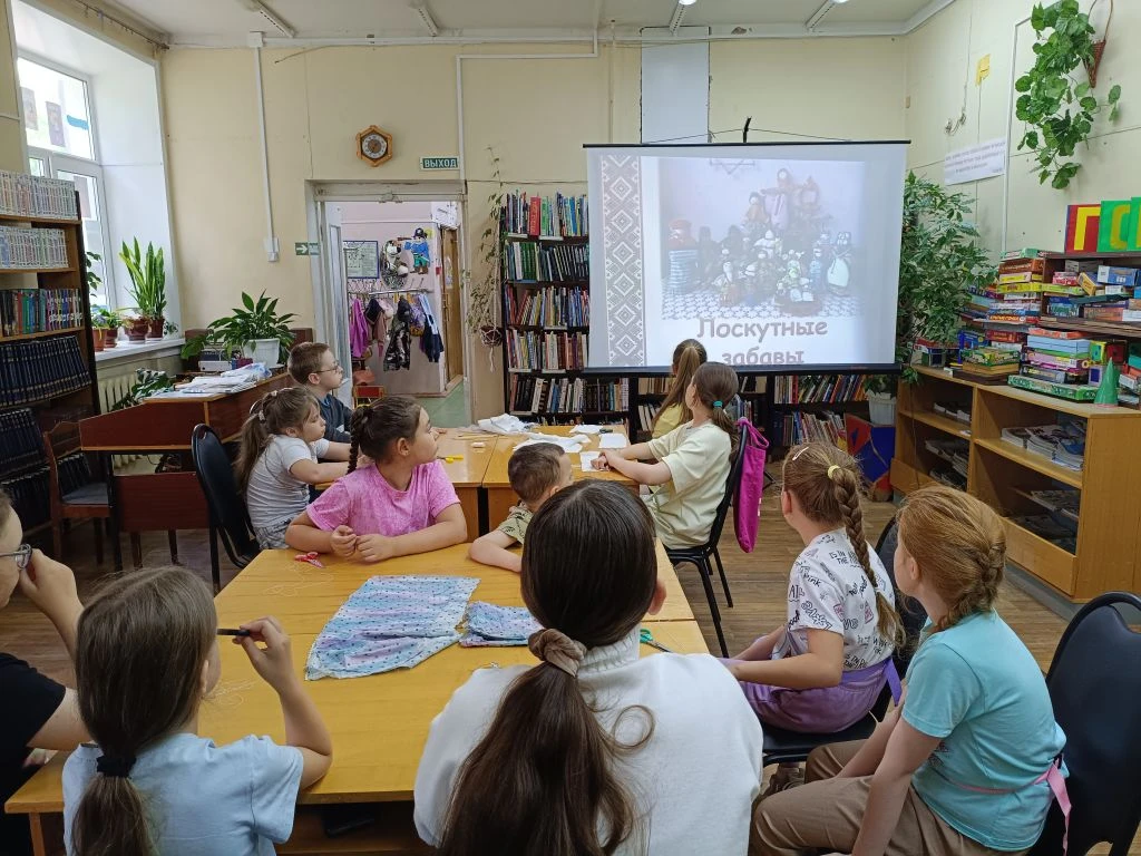 ✂🎨📚Творческие посиделки «Лоскутные забавы» - так называется мероприятие, которое прошло в детской 