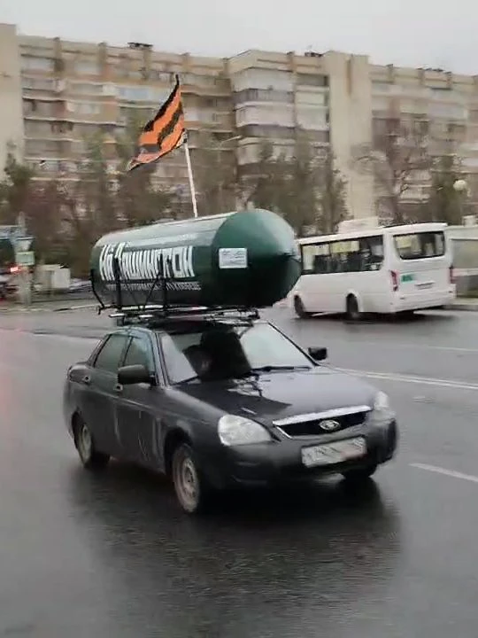 На улицах Самары замечена странная машина с ракетой на крыше. «На Вашингтон. Вернуть по...
