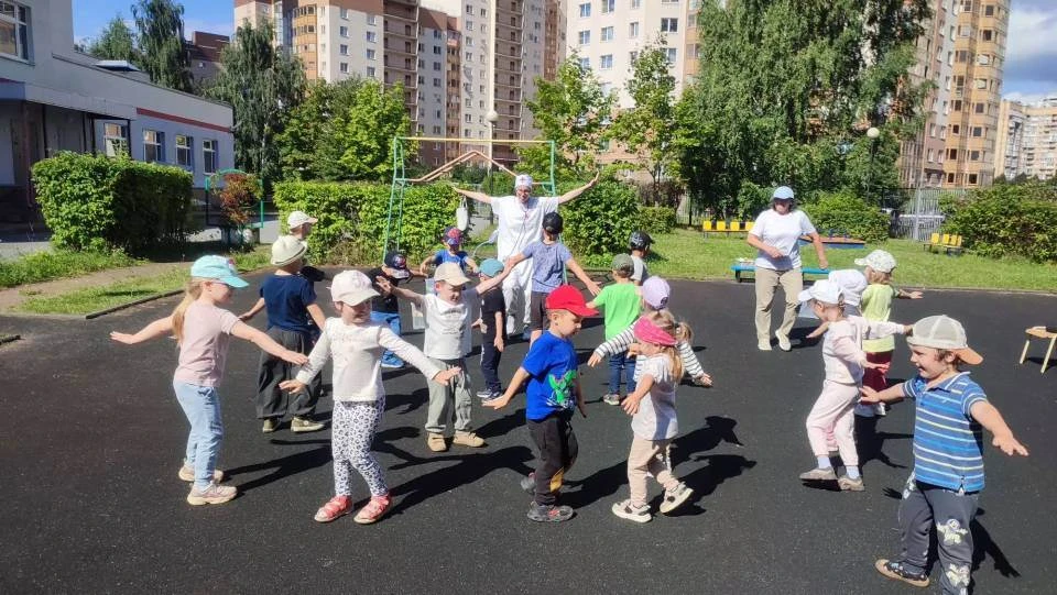 Сегодня в нашем детском саду прошёл «День здоровья» — ярко, шумно и очень активно! Всё ...