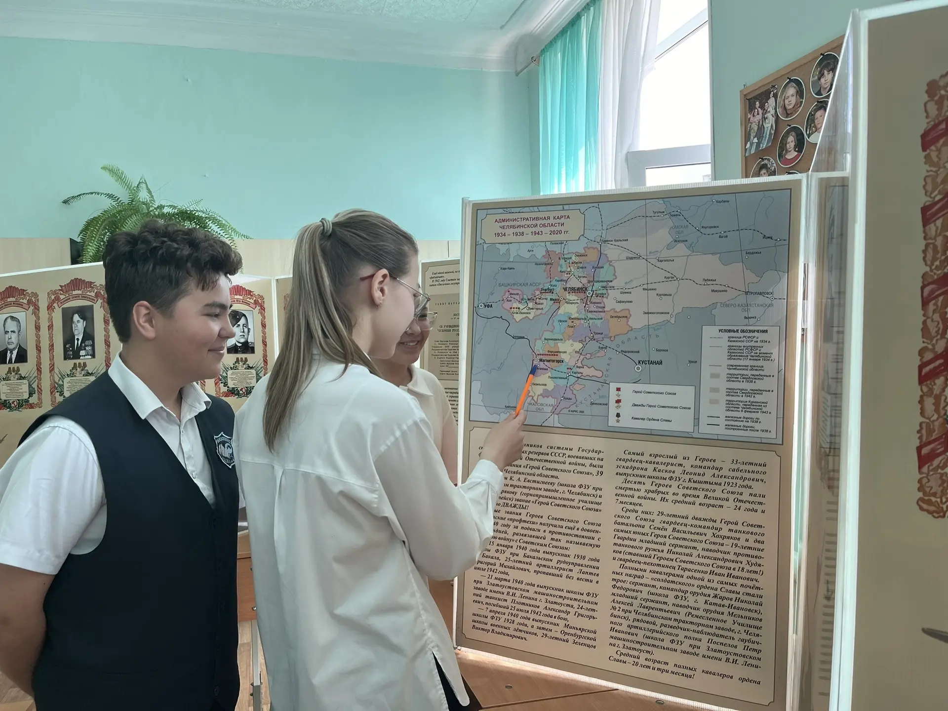 В нашей школе сегодня работала передвижная  выставка «Вахта памяти - Тыл! Вахта памяти - Фронт!» Выс
