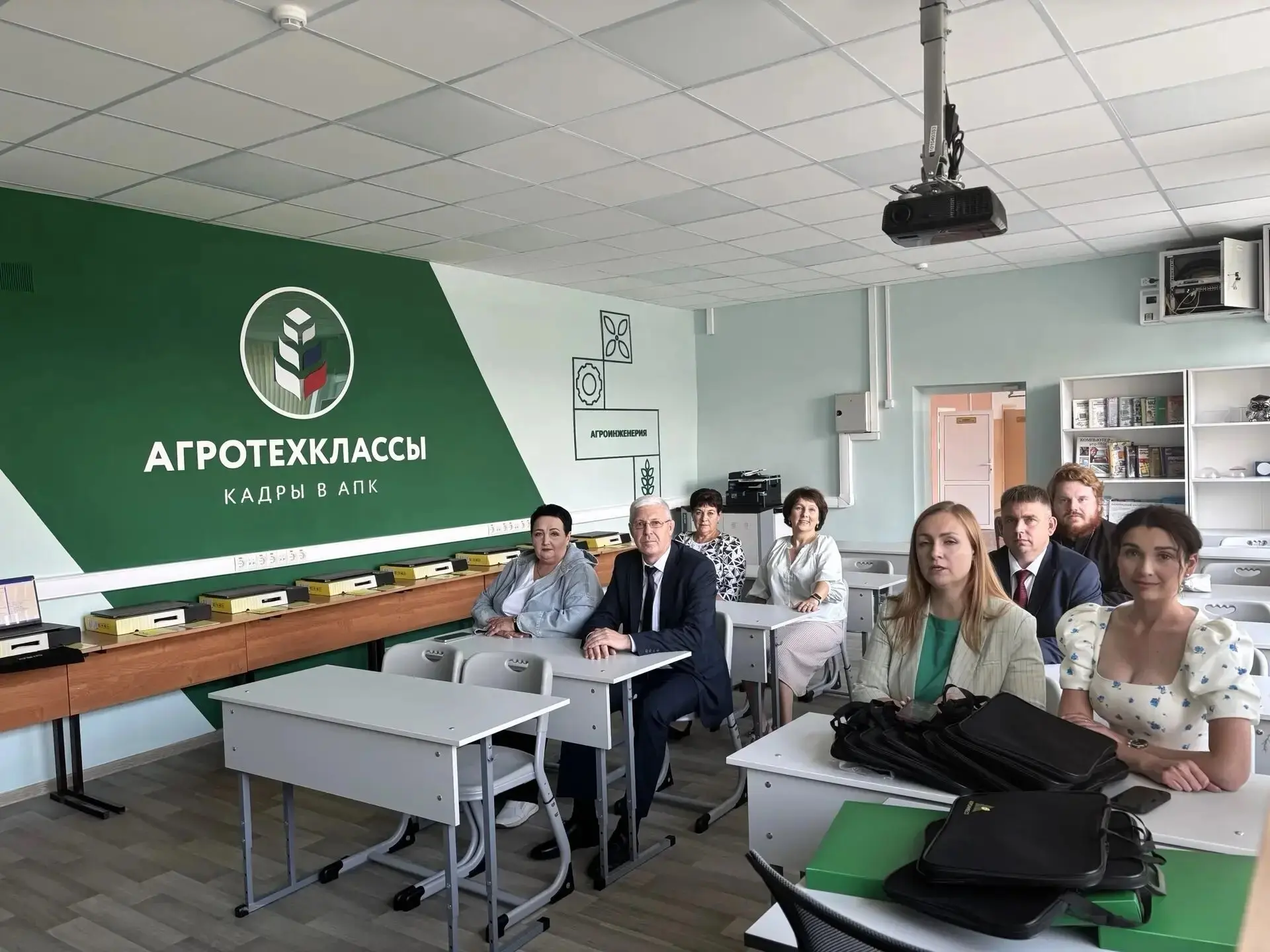 Сегодня в России особенный праздник —День Знаний. Глава Моршанского округа Евгений Буре...